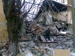 Emergencies Ministry officers dismantled rubble at the blast site