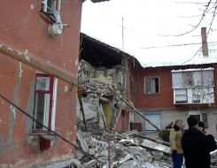 Emergencies Ministry officers dismantled rubble at the blast site