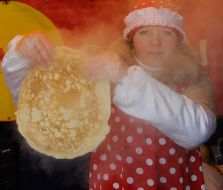 Девушка готовит блины