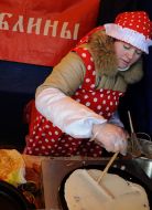 Девушка готовит блины