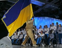 Basil Lіshchinskiy carries the flag of Ukraine