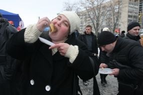 Женщина ест блин