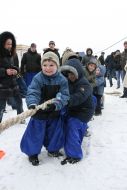 Дети перетягивают канат