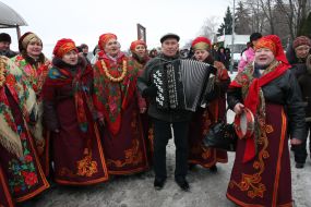 Мужчина играет на аккордеоне