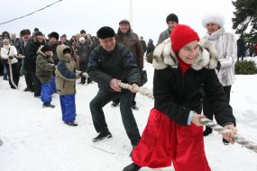 Дети перетягивают канат