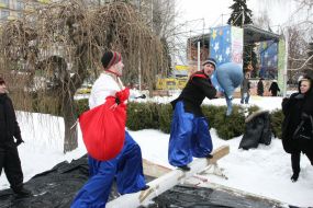 Молодые люди бьются мешками