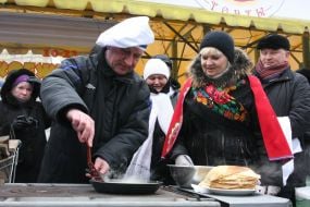 Иван Куличенко жарит блины