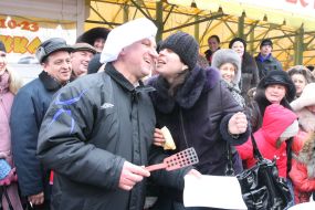 Иван Куличенко жарит блины