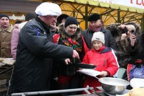 Иван Куличенко жарит блины