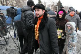 Мужчина с бубликами на шее