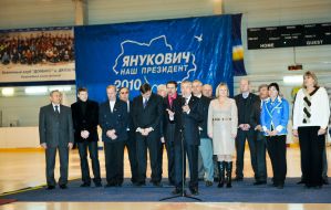 Участники церемонии поднятия флагов