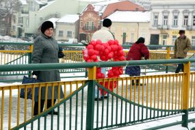 A woman examines composition from balloons