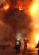 Пожарные тушат огонь