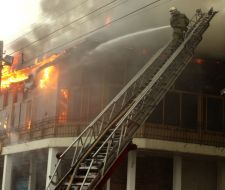 Пожарный тушит огонь