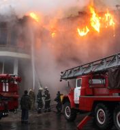 Пожарные тушат огонь