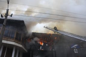 Пожарный поднимается по лестнице