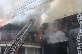 Пожарный тушит огонь