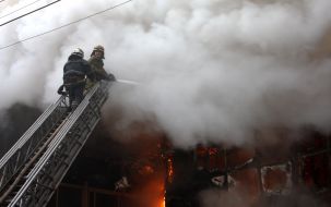 Пожарные тушат огонь