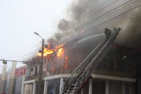 Пожарный тушит огонь