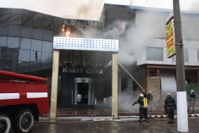 Пожарные тушат огонь