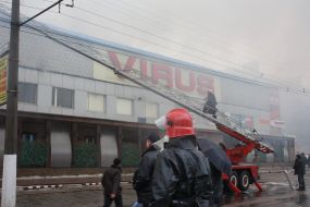 Пожарный поднимается по лестнице