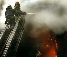 Пожарные тушат огонь