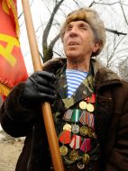 Ветеран десантных войск держит флаг