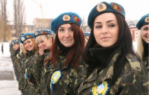Девушки в военной форме