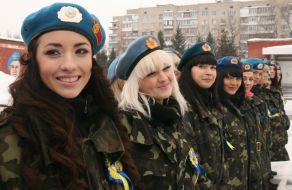 Девушки в военной форме
