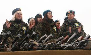 Девушки в военной форме