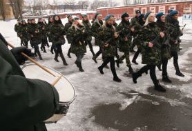 Девушки в военной форме