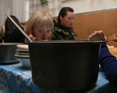 Девушки едят в солдатской столовой