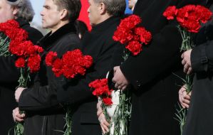 Участники церемонии возложения цветов