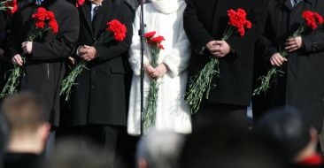 Участники церемонии возложения цветов