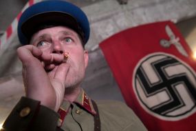 Актер курит