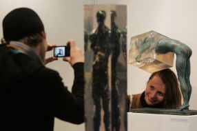 Молодой человек фотографирует девушку