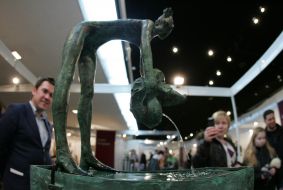 Скульптура ”Писающая девочка”