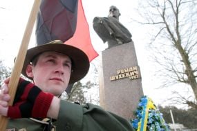 Пластун біля пам’ятника Роману Шухевичу