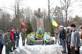 Пластуни біля пам’ятника Роману Шухевичу