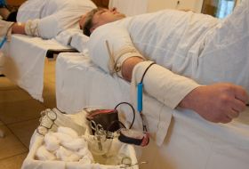 Volunteer donates blood