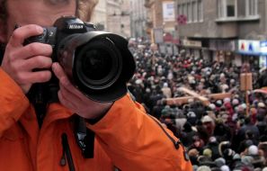 Photographer takes members of prayer the Cross roads