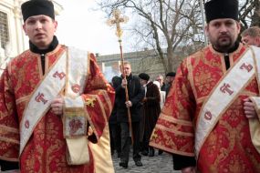 Andrey Sadoviy carries a cross
