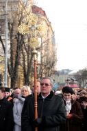 Yuriy Bobalo carries a cross