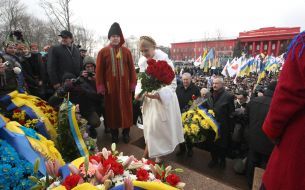 Тимошенко возлагает цветы к памятнику
