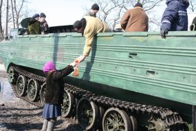 Местные жители получают продукты питания