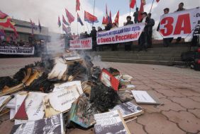 Участники митинга сжигают учебники по истории Украины