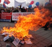 Участники митинга сжигают учебники по истории Украины