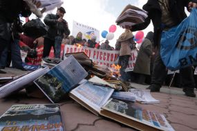 Участники митинга сжигают учебники по истории Украины