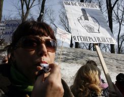 Женщина свистит