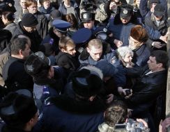 Столкновение между участниками митинга и милиционерами